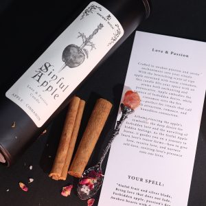 Vela Manzana Pecaminosa con diseño esotérico y fragancia de manzana y canela.