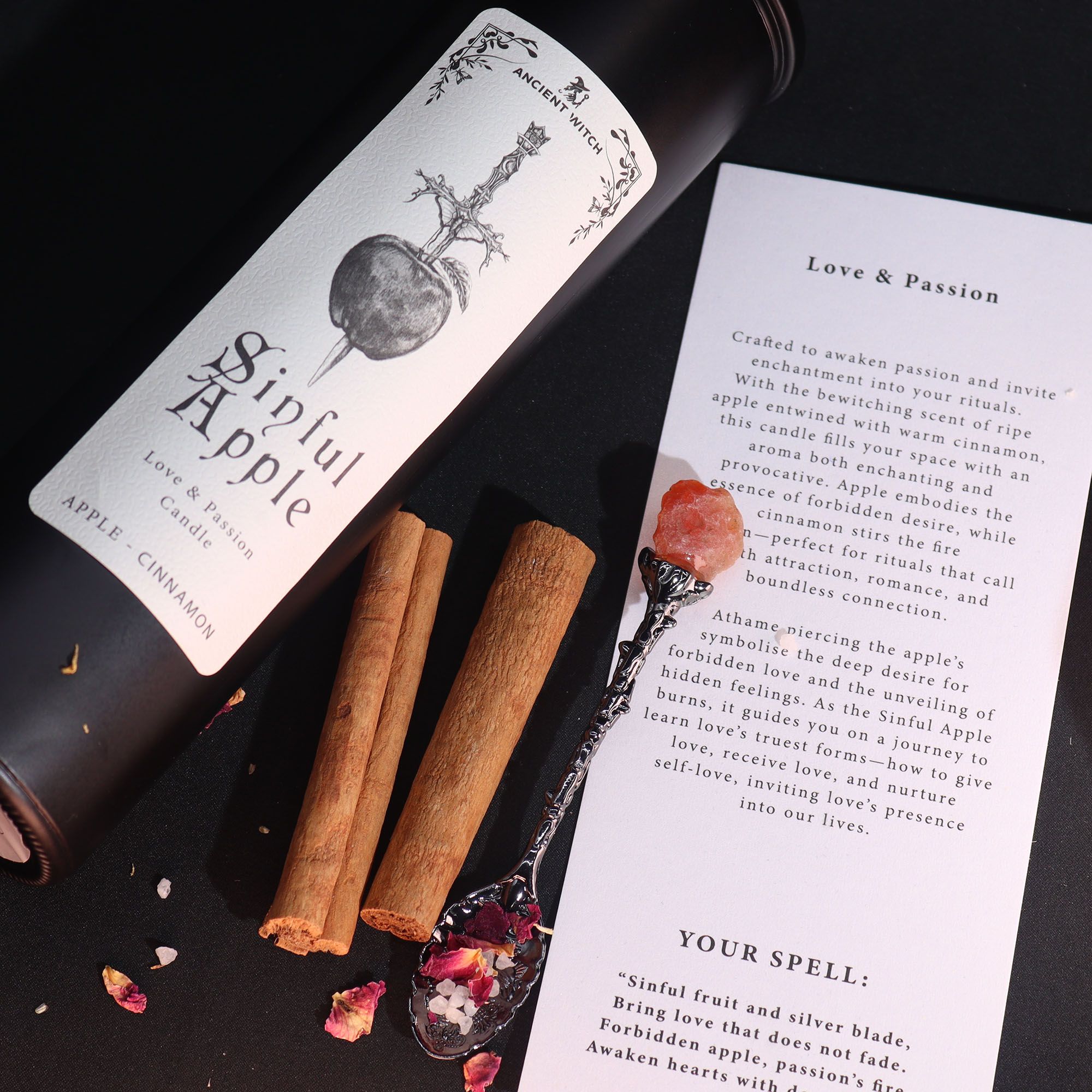 Vela Manzana Pecaminosa con diseño esotérico y fragancia de manzana y canela.