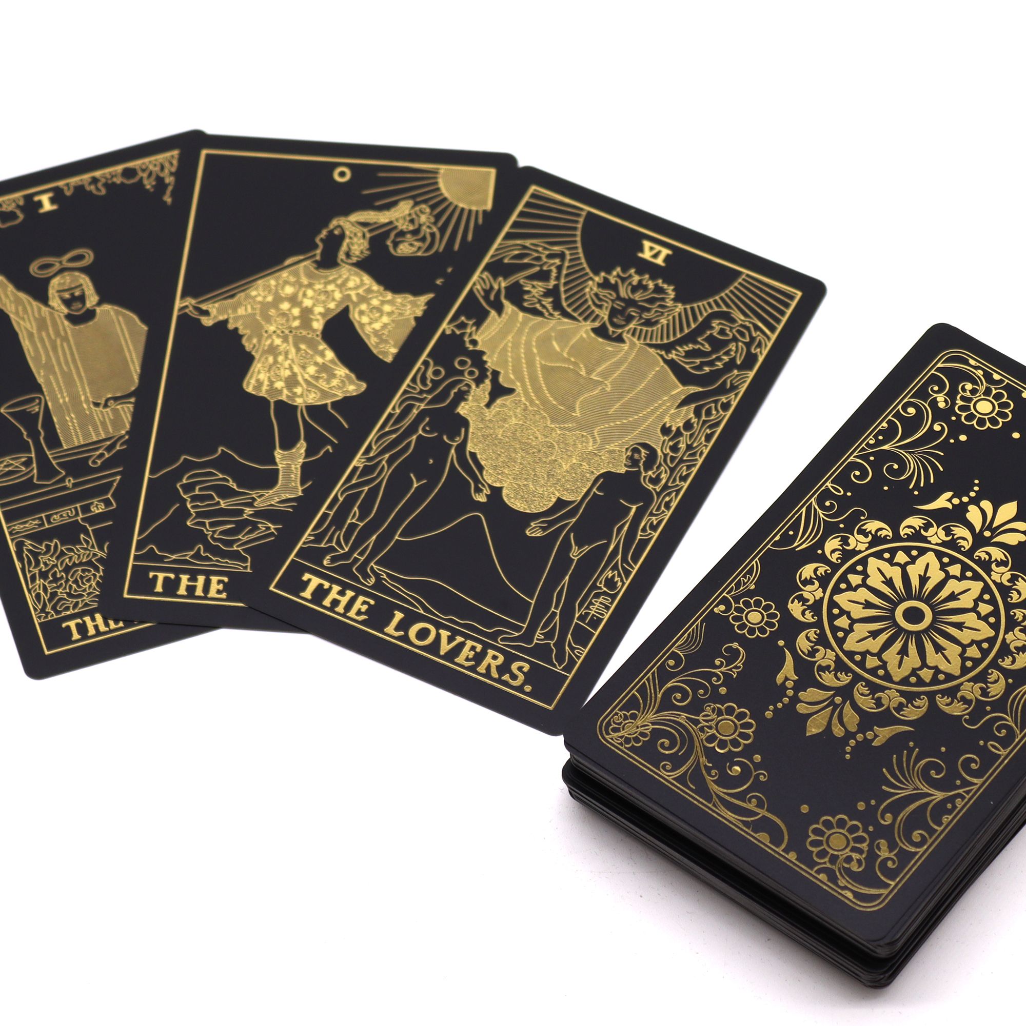Cartas de Tarot doradas con elegantes ilustraciones detalladas