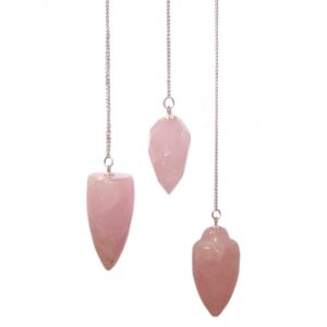 Péndulos de cuarzo rosa en cadenas plateadas, imagen de productos esotéricos.