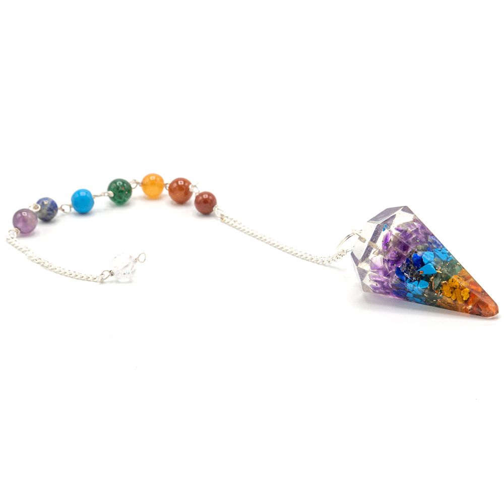 Péndulo del Chakra del Poder de la Orgonita con colores vibrantes.