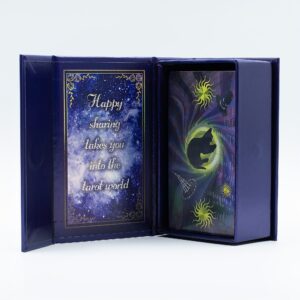 Conjunto de cartas de Tarot de la Bruja en estuche púrpura con detalles dorados.