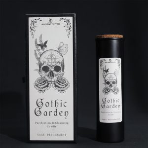 Vela purificadora en envase negro con diseño gótico de calavera y rosas.