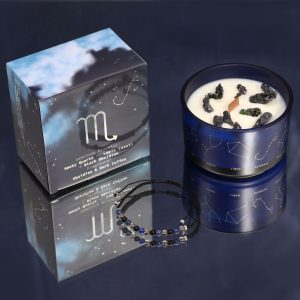 Vela de cristal azul con pulsera de piedras preciosas.