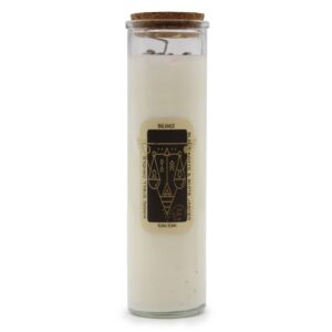 Vela en tarro de cristal con símbolos esotéricos y tapa de corcho.