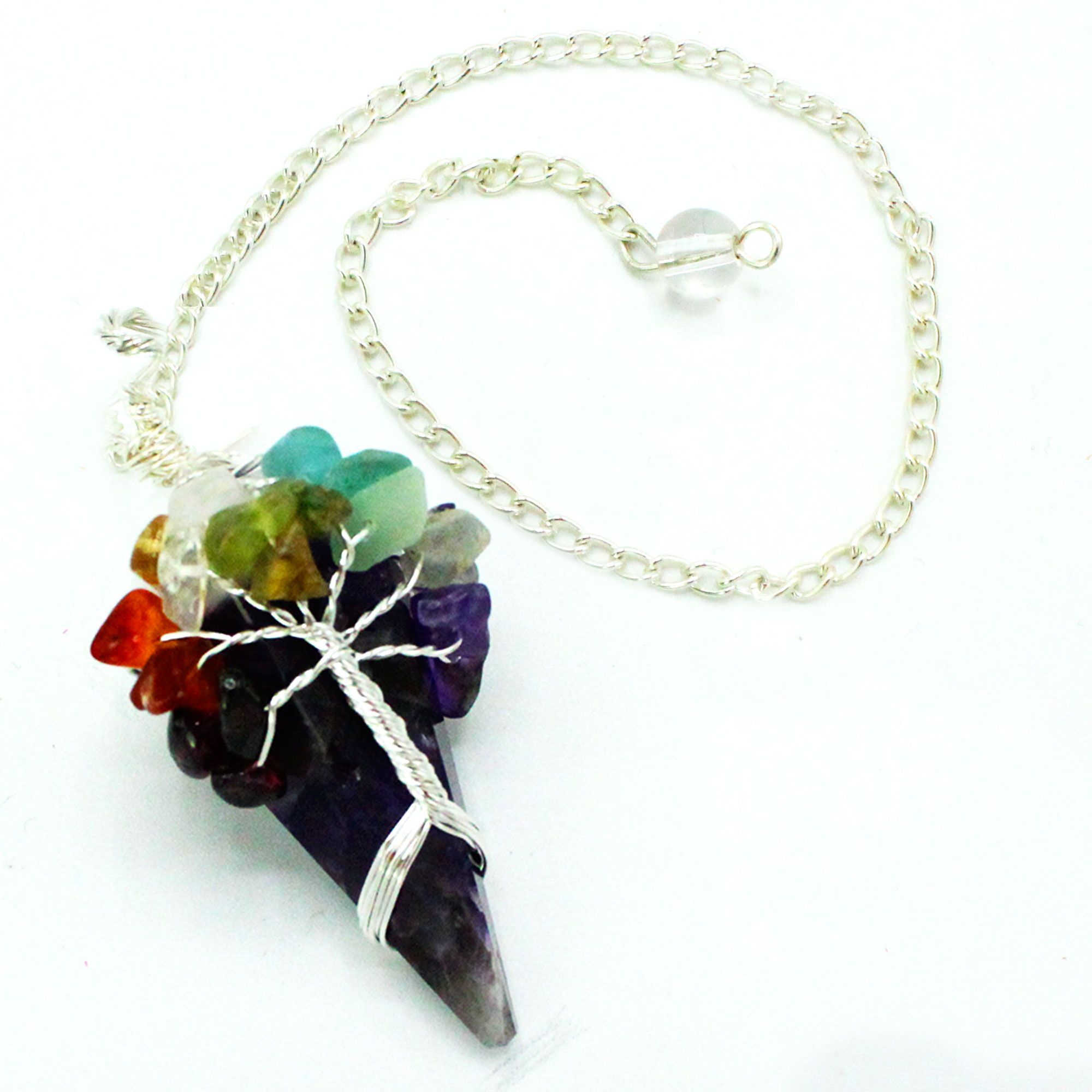 Péndulo de amatista con piedras de siete chakras en cadena plateada.
