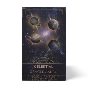 Caja de cartas de oráculo con diseño de planetas y estrellas.