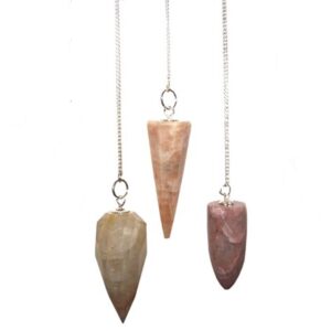 Tres péndulos de piedra lunar suspendidos en cadenas de metal, irradiando belleza y magia.