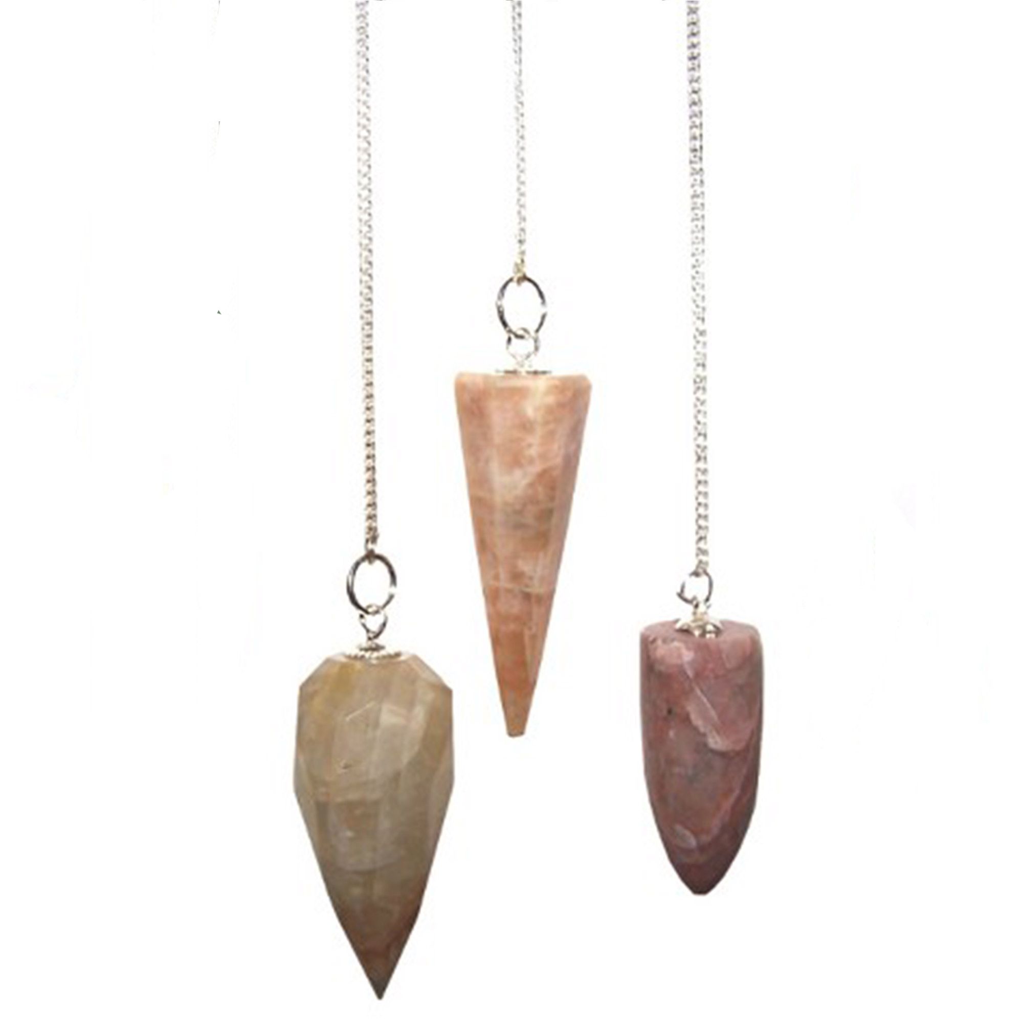 Tres péndulos de piedra lunar suspendidos en cadenas de metal, irradiando belleza y magia.