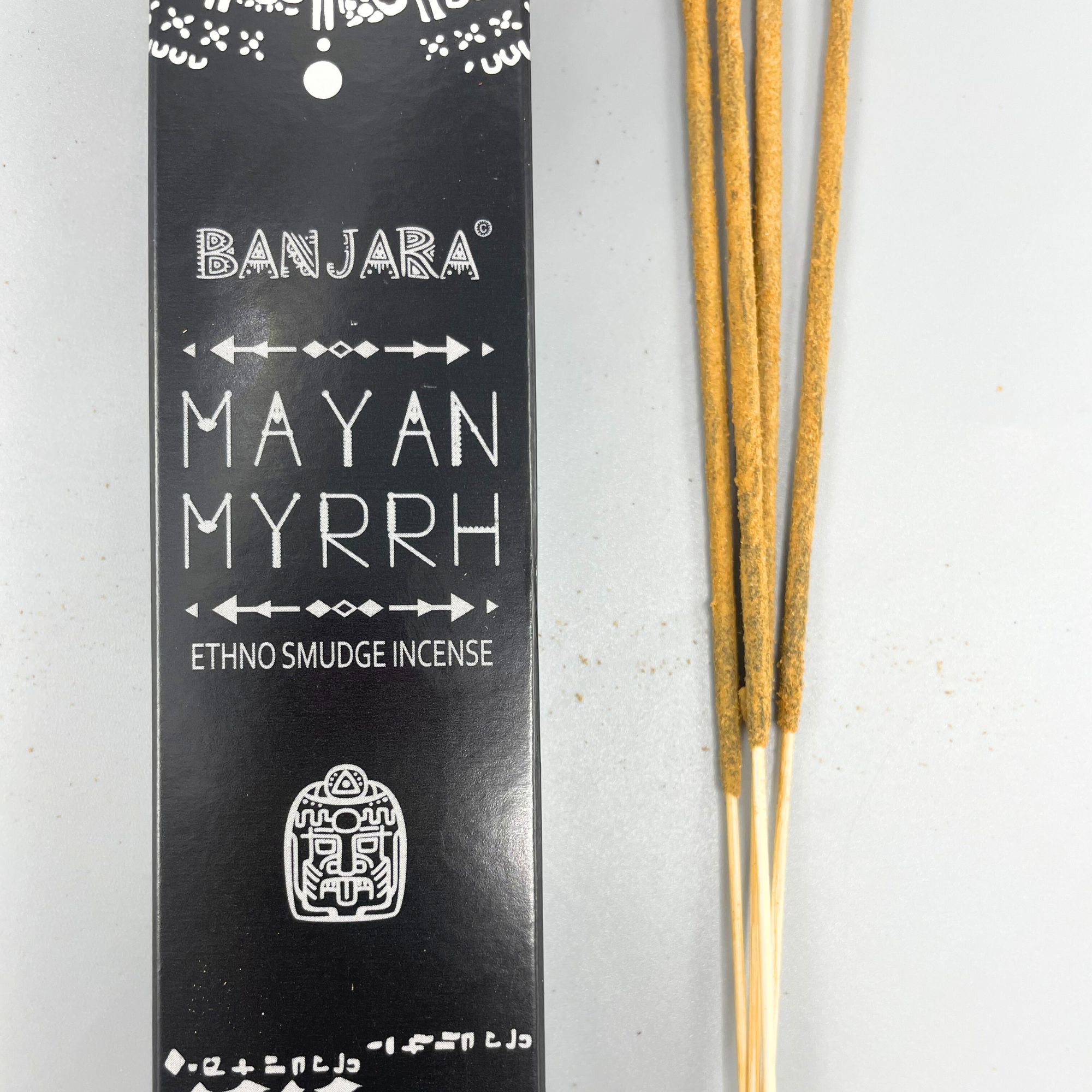 Incienso tribal Banjara en caja negra con palitos de incienso.