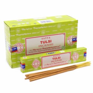 Empaque verde de incienso Satya Tulsi 15gm para bienestar.