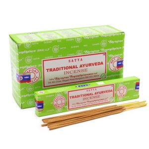 Embalaje de varillas de incienso Satya Ayurveda en color verde con varillas marrones.