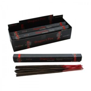 Varitas de incienso Fuego de Dragón en un elegante estuche negro.