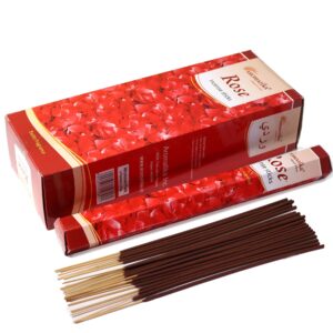 Incienso Aromatika Rosa en caja hexagonal roja con diseño floral.