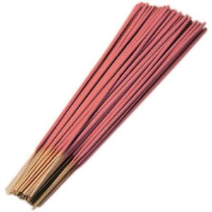 Varillas de incienso de fresa en colores rosados.