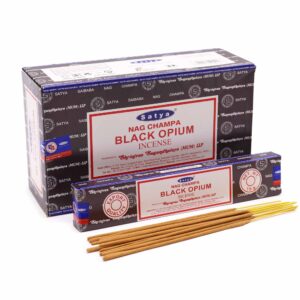Incienso Satya Black Opium en caja elegante, aroma envolvente.