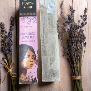 Estuche de Palo Santo Dorado y Lavanda con manojos de lavanda seca.