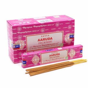 Incienso Satya Aaruda en su caja rosada elegante