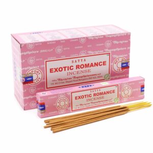 Varillas de incienso Satya Romance Exótico con empaque rosa.