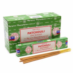 Estuche verde y rojo de incienso Satya Patchouli.