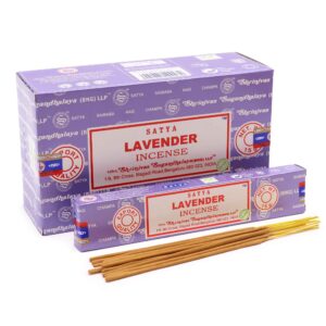 Paquete de varillas de incienso Satya Lavanda con detalle de diseño elegante.